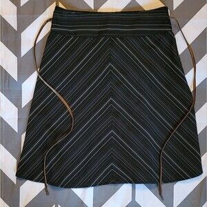 SNAP size 7 womens stripped skirt